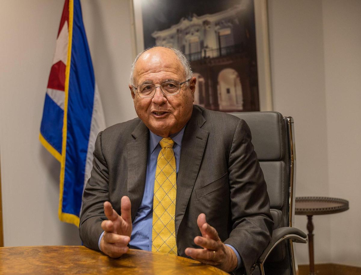 El abogado Rafael A. Peñalver, presidente de la junta directiva del Instituto San Carlos, habla en su oficina sobre los dos conciertos a beneficio del San Carlos, que se celebran el 26 de abril en Coral Gables, y el 27 en su sede de Key West en la calle Duval.