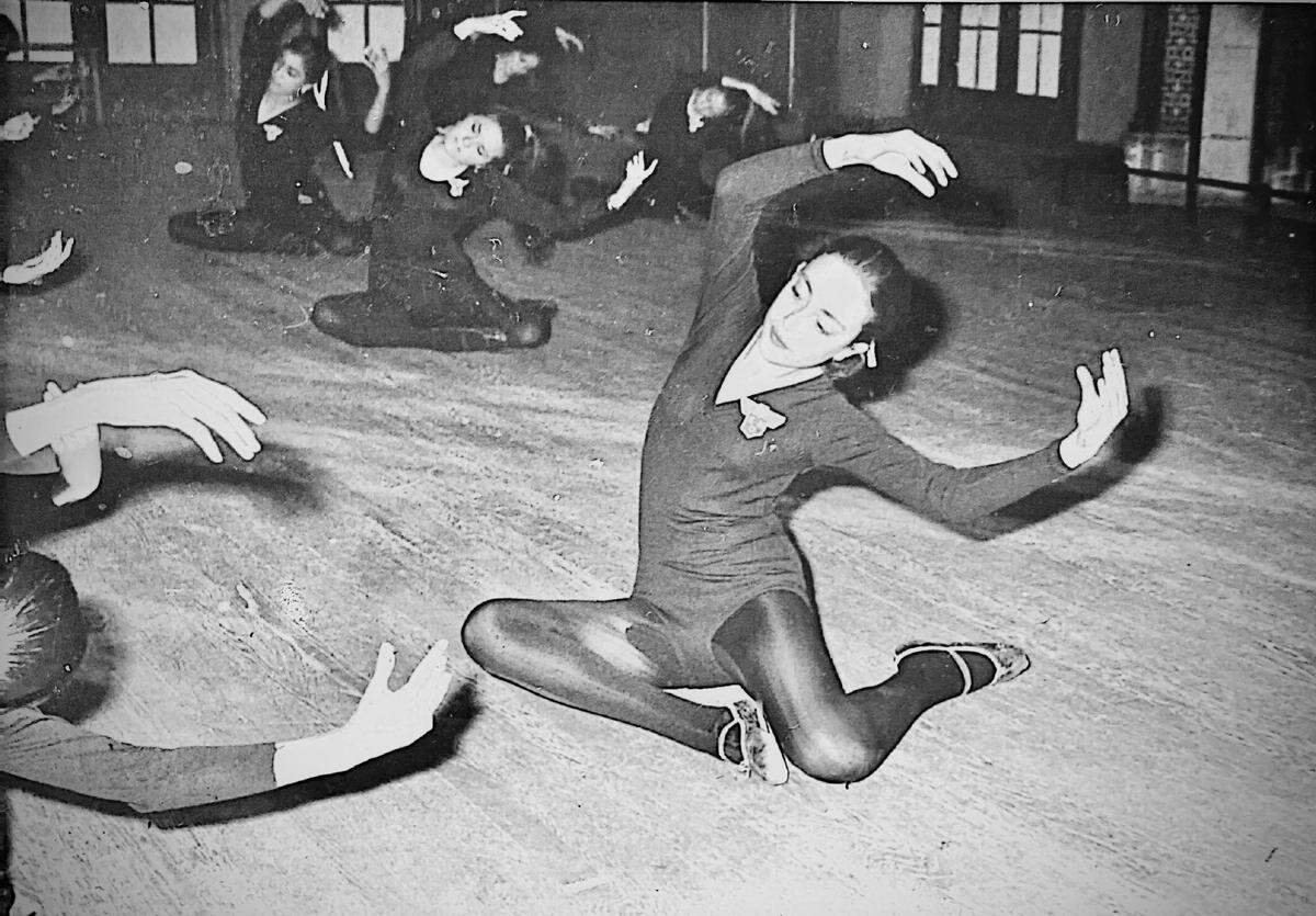 Rosario Manzanos en 1968, durante una clase de danza moderna en la Escuela Nacional de Danza del INBA, México. 