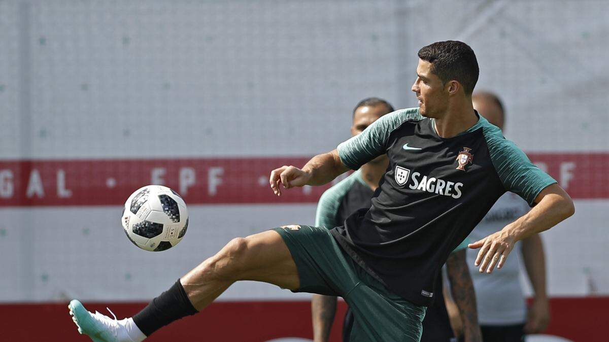 Cristiano Ronaldo participa en un entrenamiento con Portugal el 27 de junio de 2018 en Moscú, Rusia.