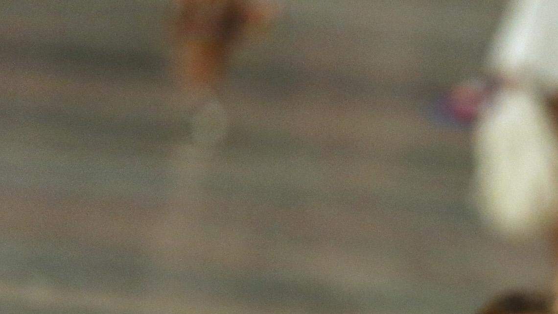 Una modelo luce prendas de la casa de moda Chanel durante la primera pasarela de la casa de moda en La Habana, el martes 3 de mayo de 2016.