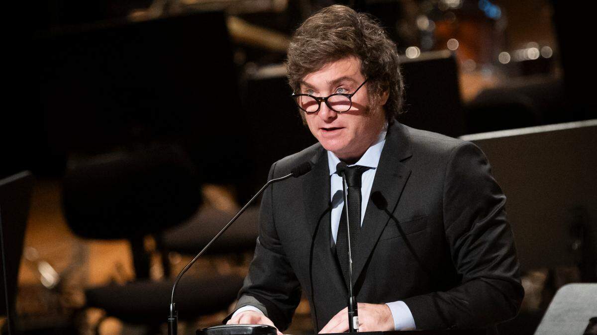 El presidente de Argentina, Javier Milei, asiste a la conmemoración del Día de Conmemoración del Holocausto en el Centro Cultural Kirchner (CCK) en Buenos Aires, Argentina, el 8 de mayo de 2024. 