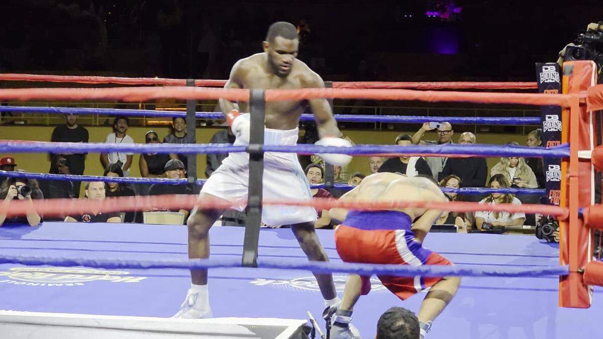 El cubano Yoenli Hernández (izq.) despachó sin compasión al argentino Ramón de la Cruz Sena en el primer round el domingo en Hollywood, Florida, y ahora exige su gran oportunidad por el campeonato mediano.