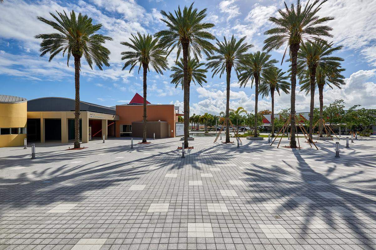 El Museo de Arte Contemporáneo MOCA North Miami abre gratis todos los últimos viernes de cada mes, coincidiendo con el programa de Jazz al aire libre, de 7 a 10 p.m.