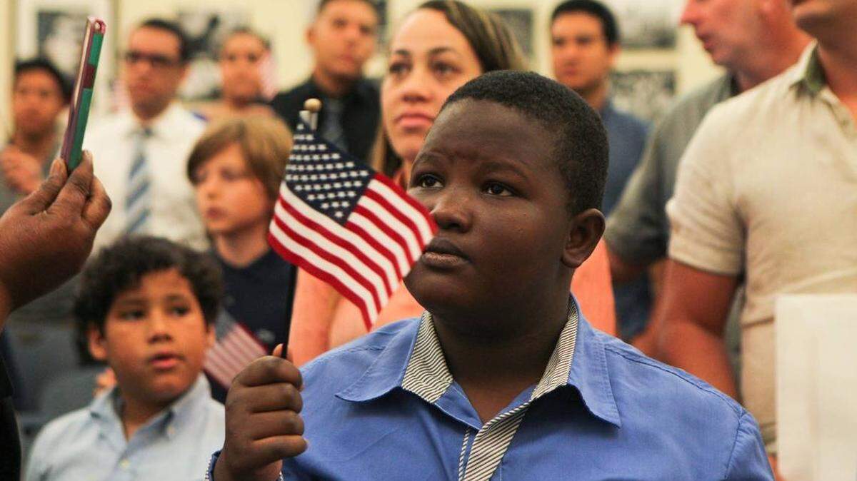 Sandro Laguerre, nacido en Haití, celebra después de convertirse en ciudadano estadounidense durante una ceremonia de naturalización en Miami en 2016.
