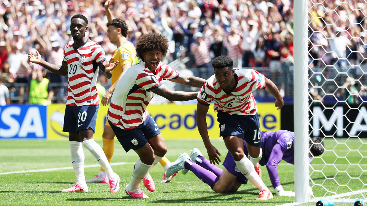 El jugador de Estados Unidos Alex Freeman (der.) celebra tras marcar el segundo gol de su equipo ante Australia, en  el partido del Grupo D de la Copa Mundial de la FIFA disputado el 19 de junio de 2026 en Seattle, Washington.