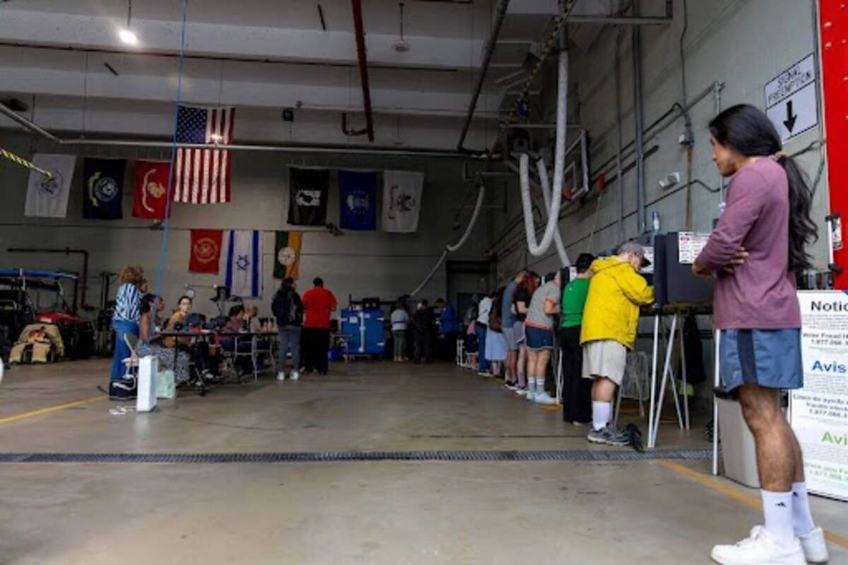 Los votantes emiten su voto durante las elecciones generales en el condado de Miami-Dade en la estación de bomberos # 4 de Miami Beach el martes 5 de noviembre de 2024, en Miami Beach, Florida.