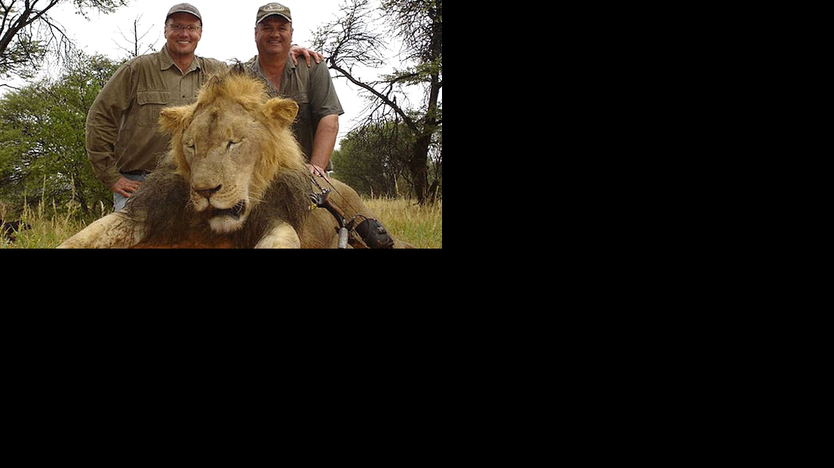 Walter James Palmer (izq.) posa con un cazador junto al cadáver de Cecil, el león más famoso de Zimbabue. 