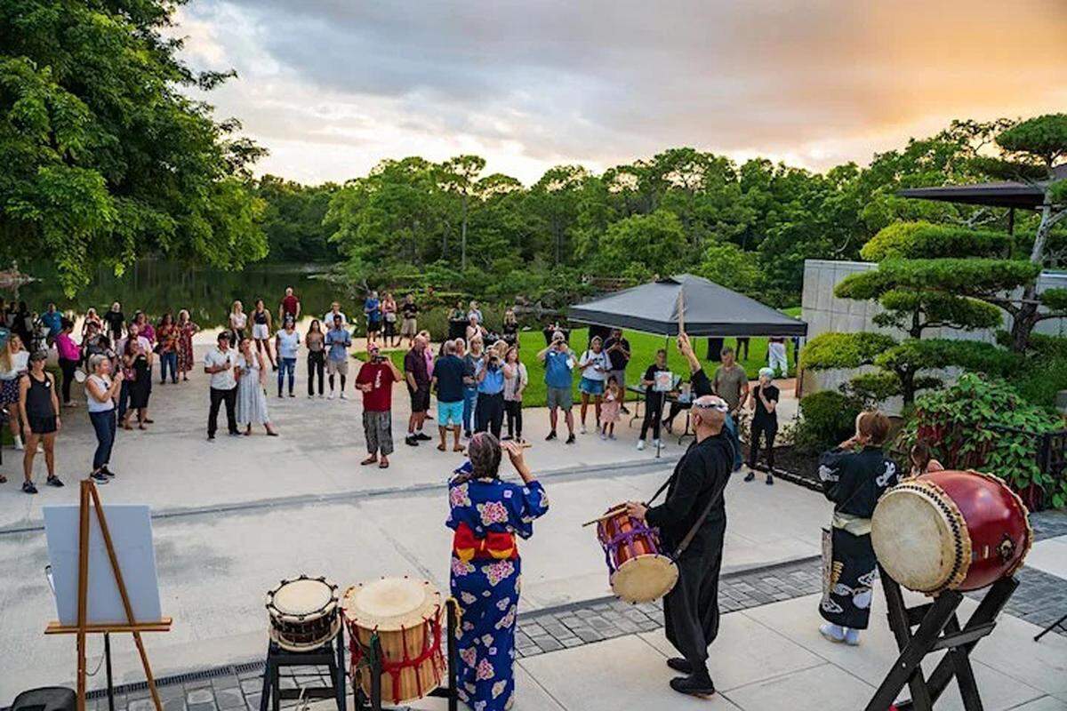 Realiza un paseo Morikami al atardecer con tambores Taiko.