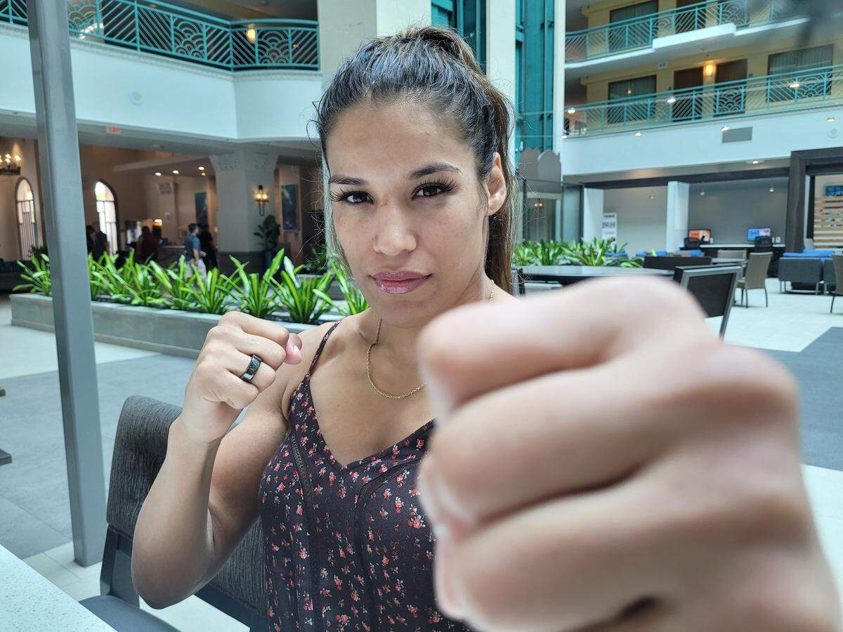 La tarea que tiene delante Julianna Peña es dura e ingrata. La guerrera -de raíces venezolanas y mexicanas- enfrenta este sábado a la mejor artista marcial de todos los tiempos, Amanda Nunes.