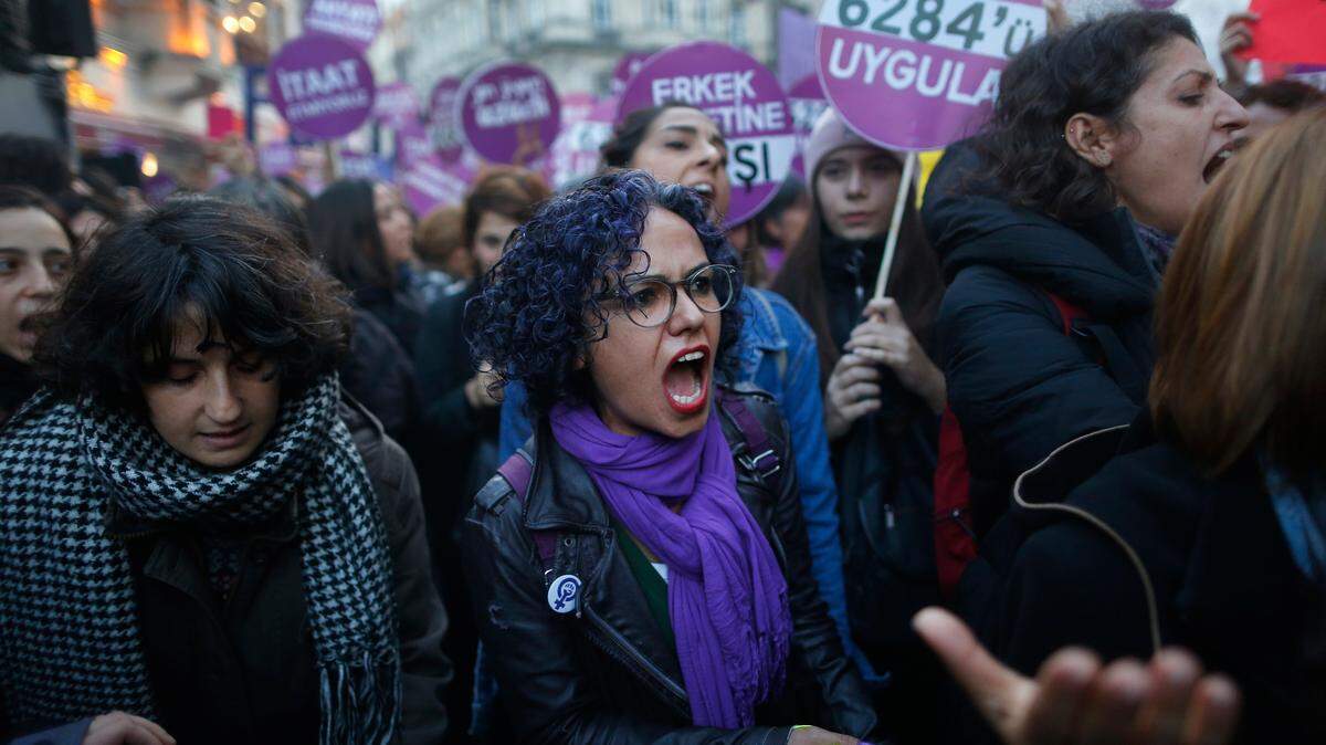 Cientos de mujeres participan el domingo 25 de noviembre en una protesta contra la violencia de género en Estambul, Turquía.