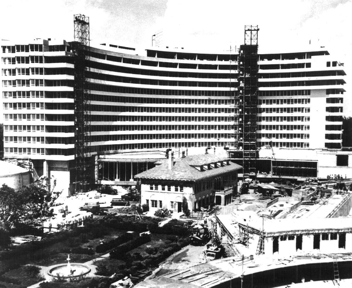 El Hotel Fontainebleau se alza en la antigua finca Firestone, en Miami Beach. En una foto de 1954, la antigua casa de Harvey Firestone aún se alza a la sombra del nuevo edificio de 14 millones de dólares. La finca del magnate finalmente dio paso a una piscina y jardines paisajísticos inspirados en Versalles.