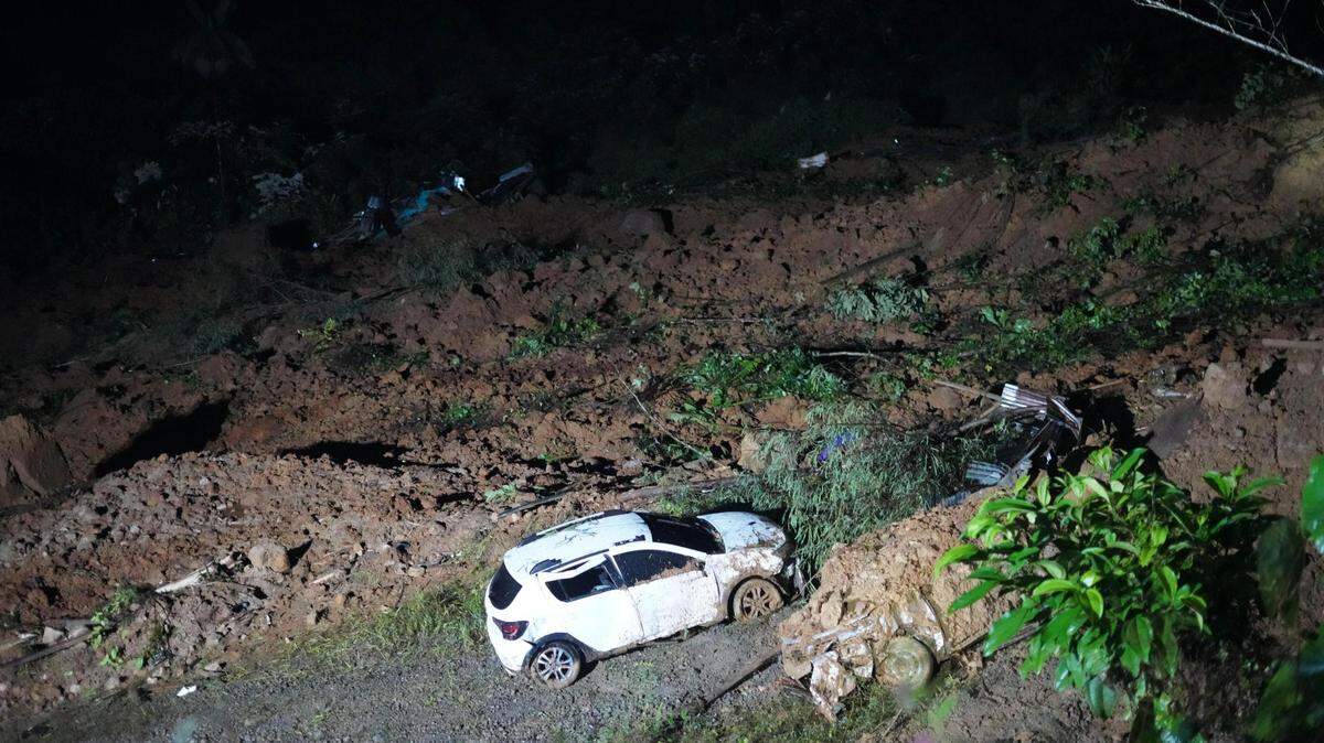 Esta imagen distribuida por la Gobernación del Departamento del Chocó muestra a un auto dañado por el derrumbe que ocurrió en esa región, el sábado 13 de enero de 2024. Al menos 33 personas murieron en el alud, y hay 10 desaparecidos.