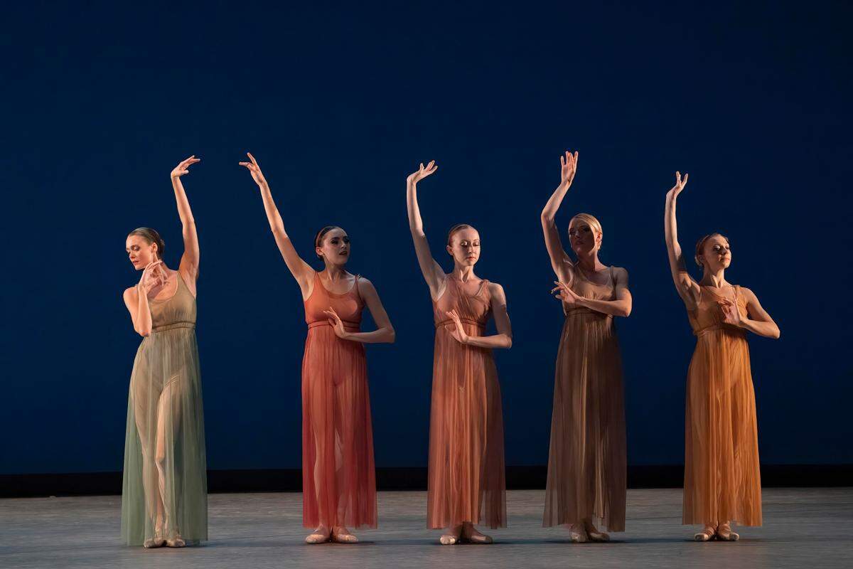 Hanna Fisher, Petra Love, Alaina Andersen, Madison McDonough y Elle Grocki en “Antique Epigraphs”, de Jerome Robbins. 