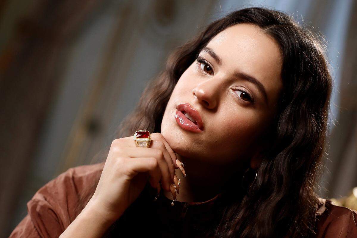 En el último año, Rosalía ha pasado de ser la joven que estaba revolucionando el flamenco a convertirse en la última estrella global: desde el lanzamiento de ‘Malamente’ - por la que ganó dos premios Grammy Latino .