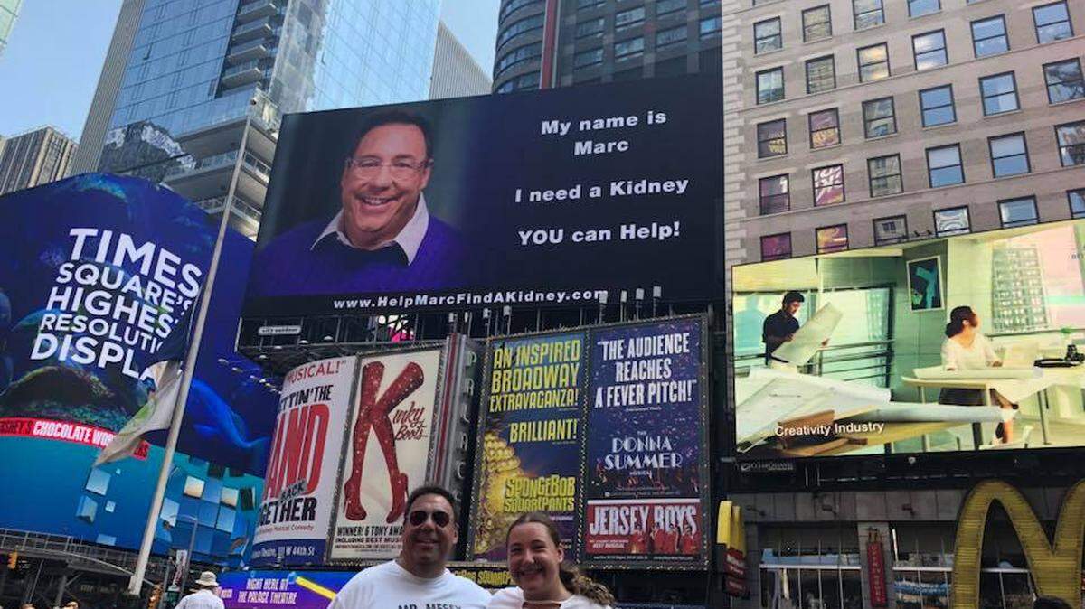 Marc Weiner,  un ex ejecutivo de noticias y sobreviviente de cáncer, necesita con urgencia un riñón y para encontrar a un donante se le ocurrió utilizar una vaya publicitaria en Times Square.