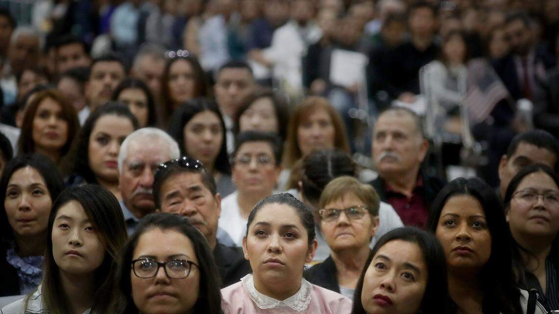 Nuevos ciudadanos americanos durante una ceremonia de naturalización el 19 de diciembre de 2018 en Los Ángeles. USCIS desarrolló una calculadora de tarifas para a reducir el número de solicitudes rechazadas debido al pago incorrecto de los trémites migratorios.