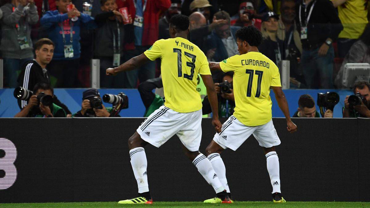 Los jugadores de Colombia Yerry Mina (izq.) y Juan Cuadrado bailan  para celebrar un gol del defensa cafetero ante Inglaterra, el 3 de julio de 2018 en Moscú.