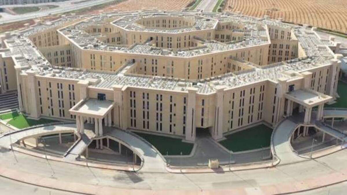 Abdelfatah al Sisi, el presidente egipcio, inauguró este sábado oficialmente la nueva sede del ‘Comando Estratégico’ de su país. Se trata de un complejo de ocho edificios principales interconectados, que representan las diversas ramas y departamentos estratégicos de las Fuerzas Armadas egipcias, con dos estructuras centrales dedicadas al liderazgo político.