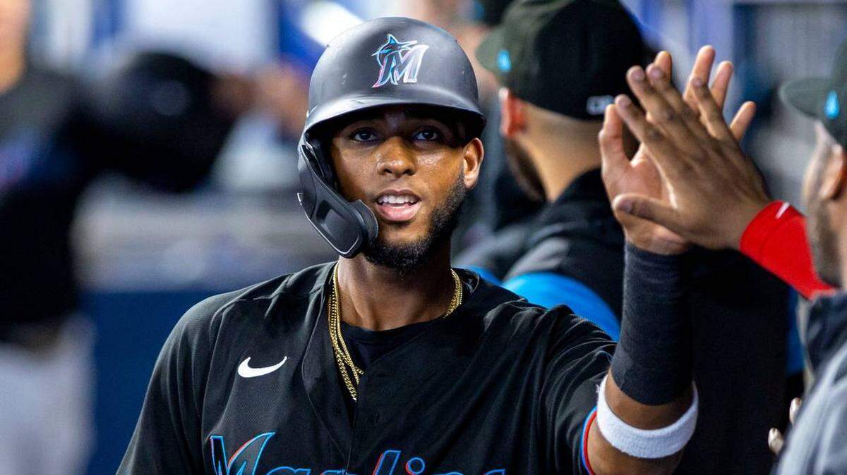 Lewin Díaz (34), reacciona dentro del dugout con sus compañeros de equipo después de anotar durante la primera entrada de un juego de la MLB contra los Mets de Nueva York en el parque loanDepot en el barrio de la Pequeña Habana de Miami, Florida, el viernes 29 de julio de 2022.