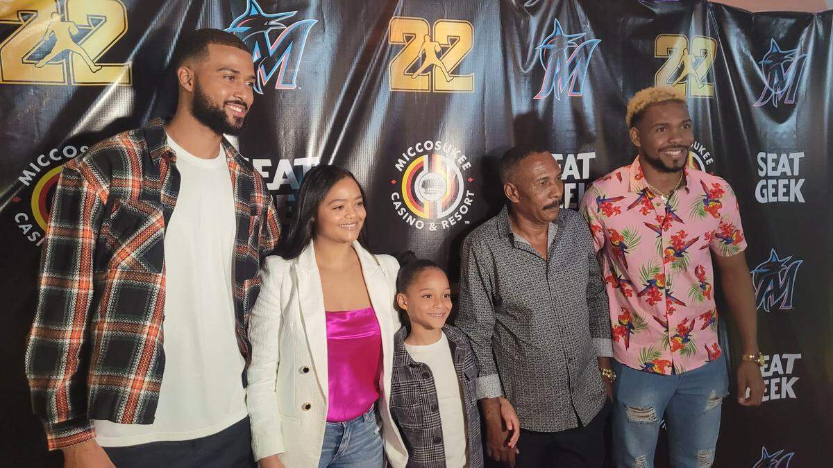Sandy Alcántara con su familia en la premiere del filme 22 en South Beach.