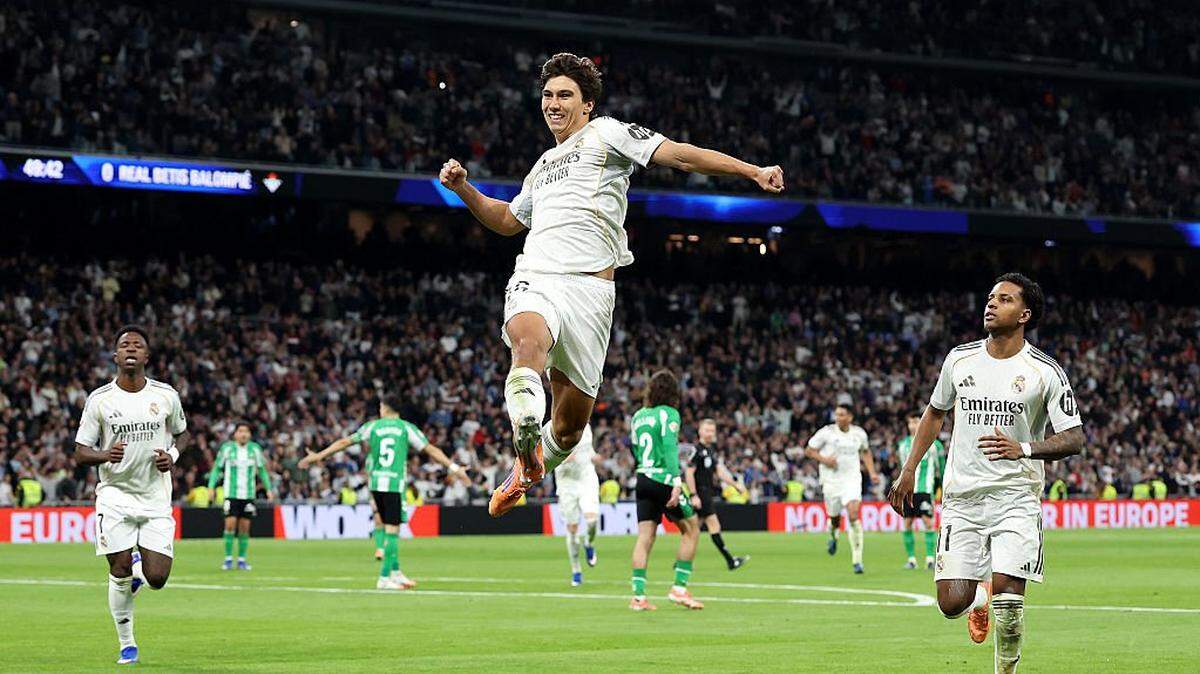 Con un triplete de Gonzalo García (centro), el Real Madrid derrotó este domingo 5-1 al Real Betis en la 18 fecha de la liga española, un resultado que permite al conjunto blanco mantenerse en la estela del líder FC Barcelona.