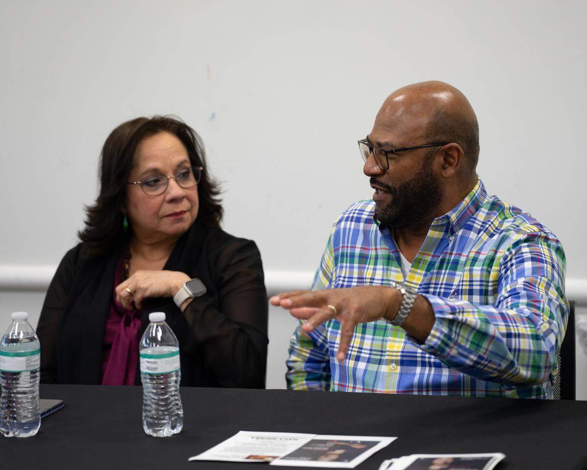 Mesa de teatro comunitario con Rosalba Rolón y Joel Almono.