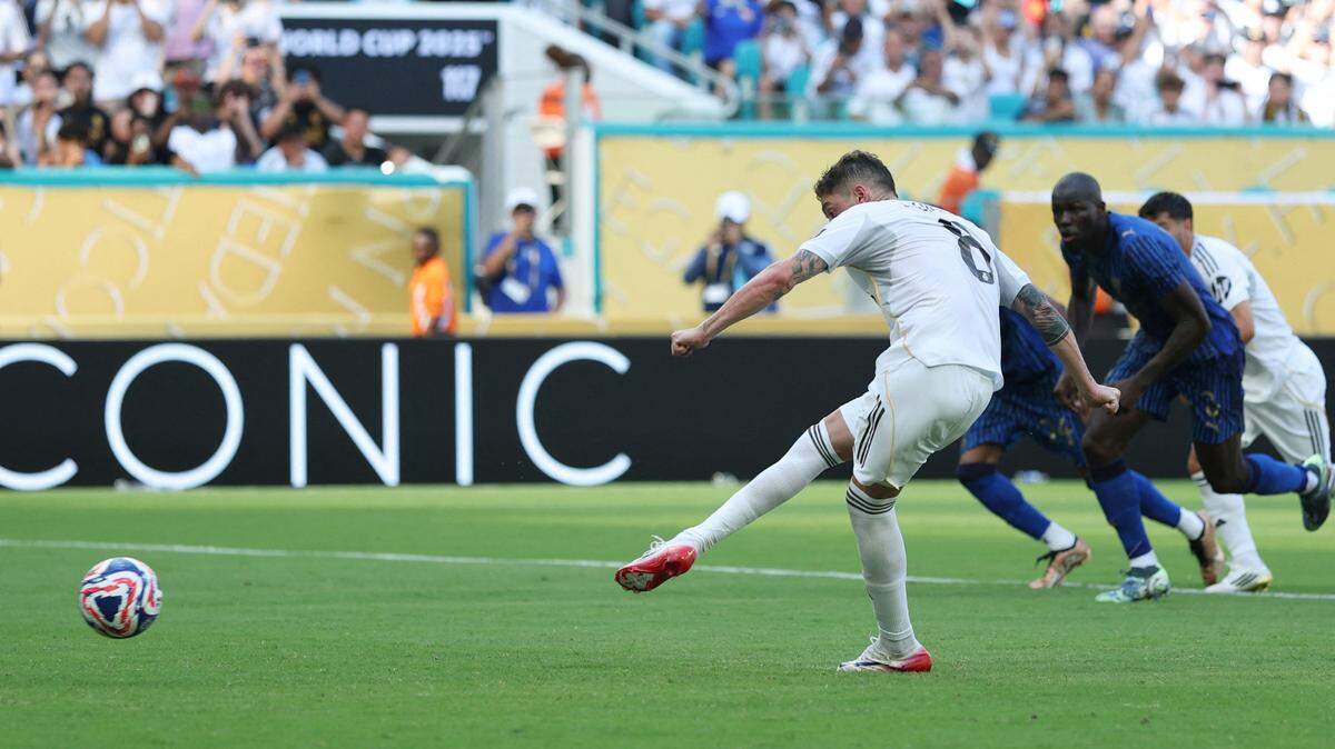 El jugador del Real Madrid Federico Valverde cobra un penalti ante el Al Hilal, en el partido de estreno del club blanco en el Mundial de Clubes celebrado el 18 de junio de 2025 en el Hard Rock Stadium en Miami Gardens, Florida.