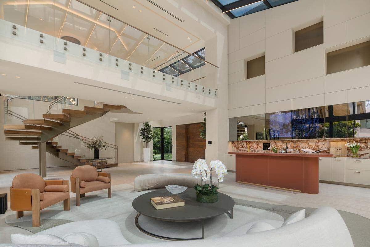 Una vista de la sala de estar de una residencia en Pinecrest que acaba de salir al mercado por 25 millones de dólares.