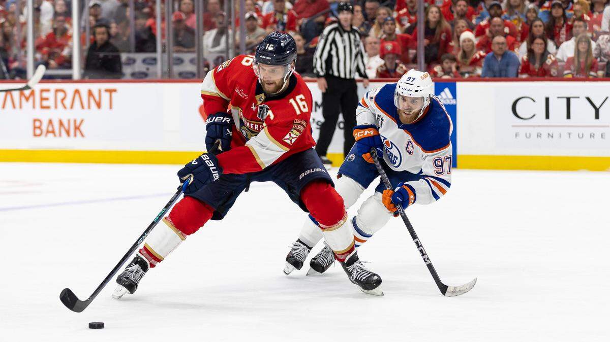 El jugador de los Panthers Aleksander Barkov (16) conduce el puck ante la marca de Connor McDavid, de los Oilers de Edmonton, en el partido celebrado el 18 de junio de 2024 en Sunrise, Florida.
