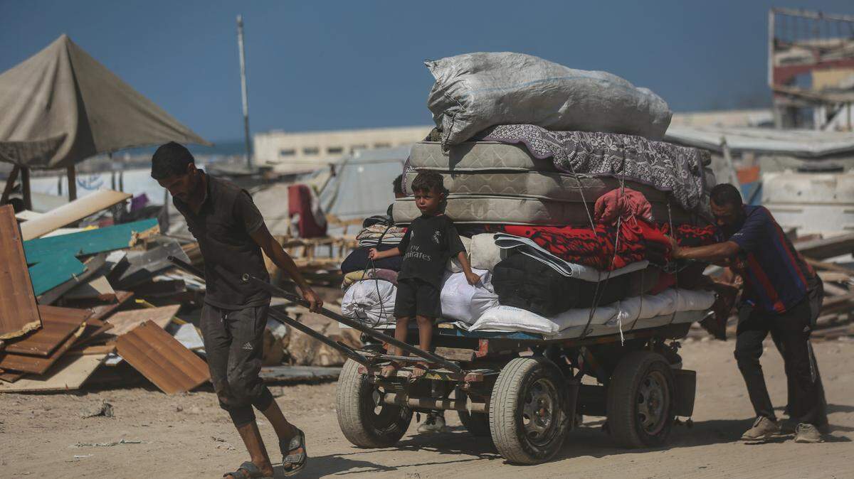 Fotografía tomada en la carretera Rashid, la vía costera al oeste de la Ciudad de Gaza, que muestra a un niño palestino del norte de la Franja de Gaza huyendo hacia el sur en medio de la operación militar israelí a gran escala en la ciudad de Gaza, el jueves 18 de septiembre de 2025.
