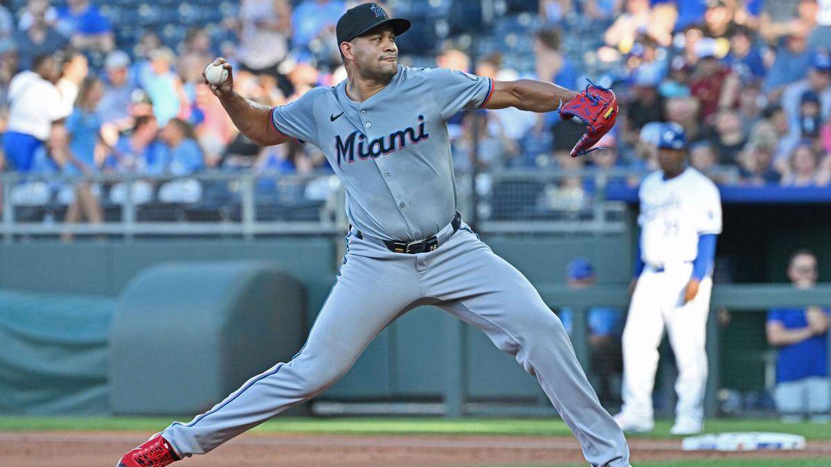 El abridor de los Marlins Yonny Chirinos lanza en el primer inning del partido ante los Reales, celebrado el 25 de junio de 2024 en Kansas City.