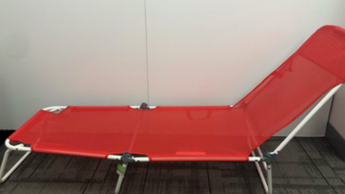 La silla de playa de color rojo que Family Dollar ordenó recoger.