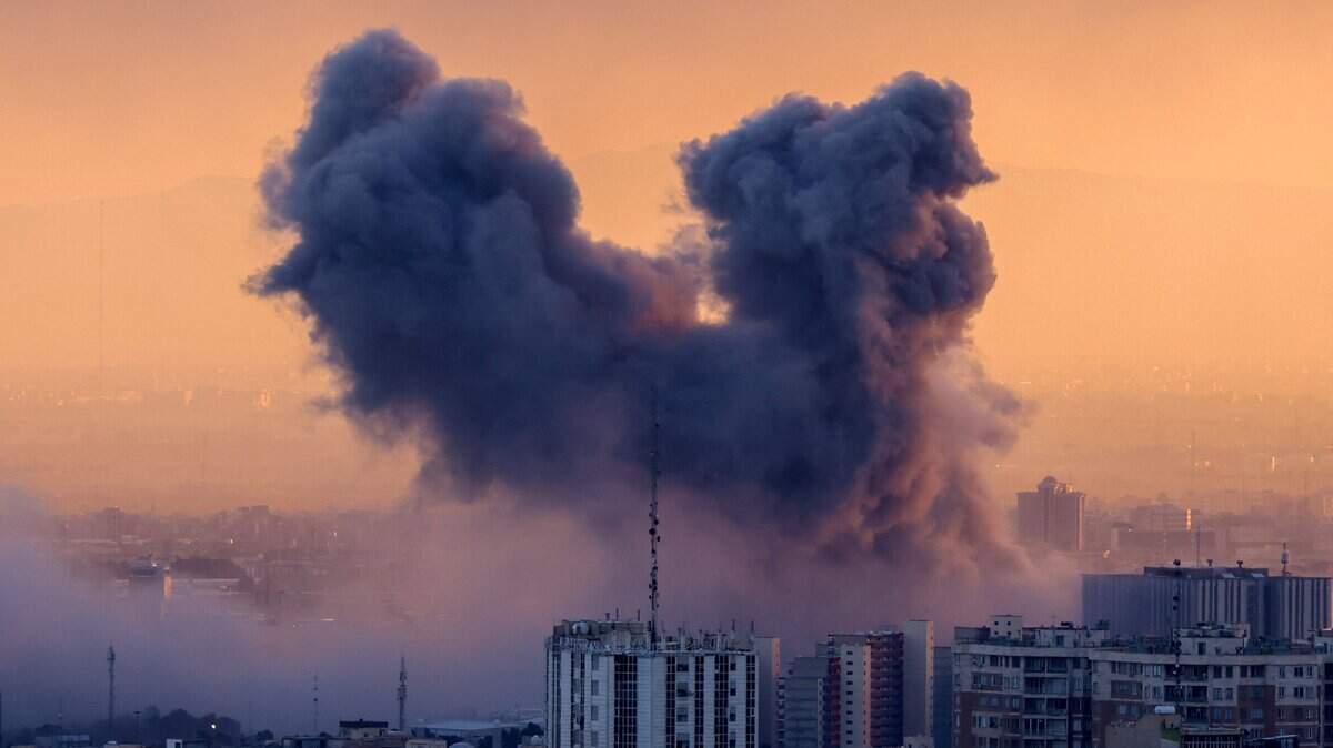 Una columna de humo se eleva tras un ataque en la capital iraní, Teherán, el 3 de marzo de 2026. Irán intensificó sus ataques contra objetivos económicos y misiones estadounidenses en todo Medio Oriente el martes, mientras el presidente de Estados Unidos advirtió que era “demasiado tarde” para que la república islámica buscara negociaciones para escapar de la guerra.