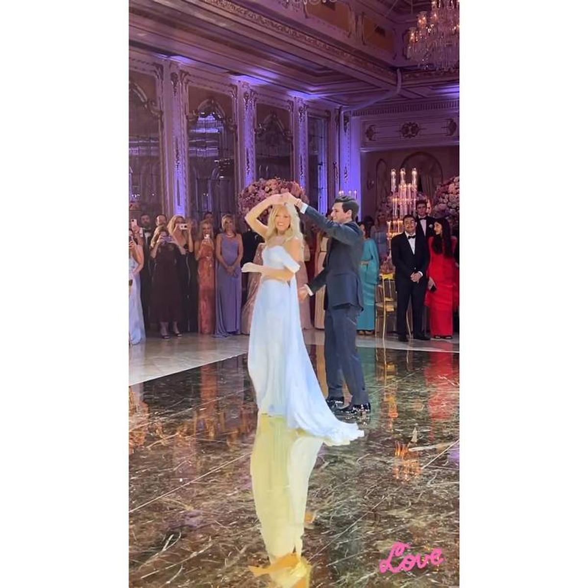 Segundo vestido de Tiffany. Aunque caminó por el pasillo con un vestido de novia de manga larga con joyas, saltó a la pista de baile con un vestido sin tirantes. Cortesía de Nathalie Hanein Boulos/Instagram