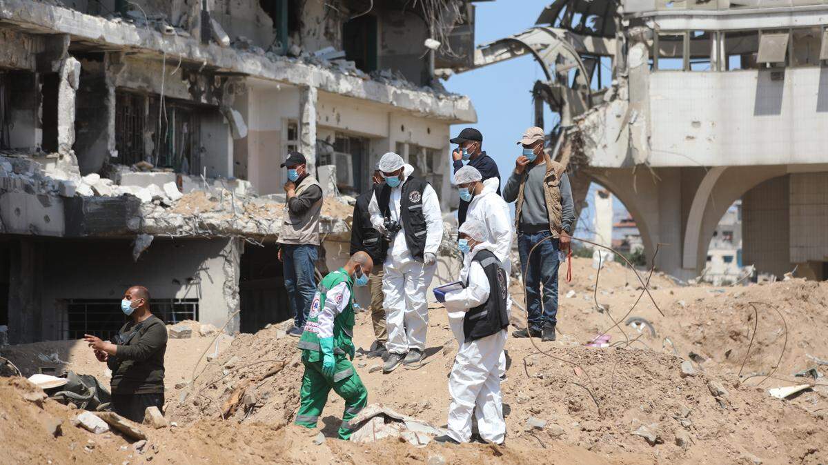Personal médico y trabajadores hospitalarios inspeccionan un área cerca del Hospital Al Chifa en Gaza, el 8 de abril de 2024.