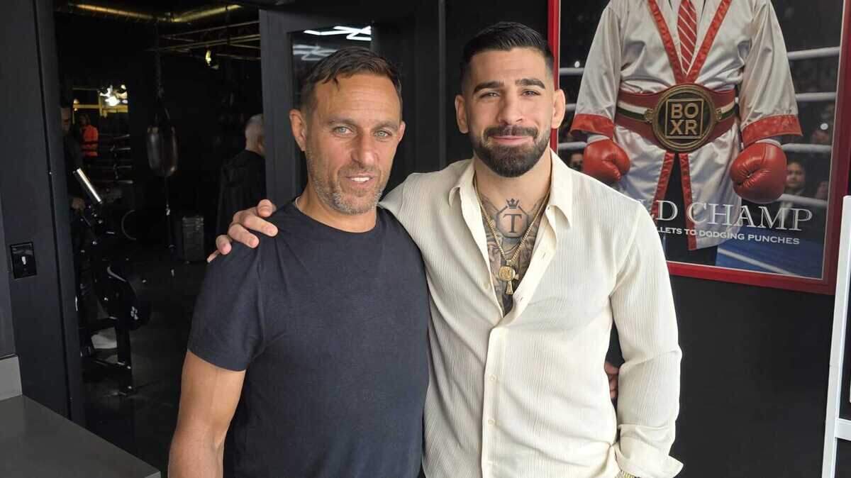 El preparador del campeón Ilia Topuria, el cubano Jesús Gallo (izq.), detalla la recta final para su pelea con Justin Gaethje y el impacto de entrenar en el sur de Florida. 