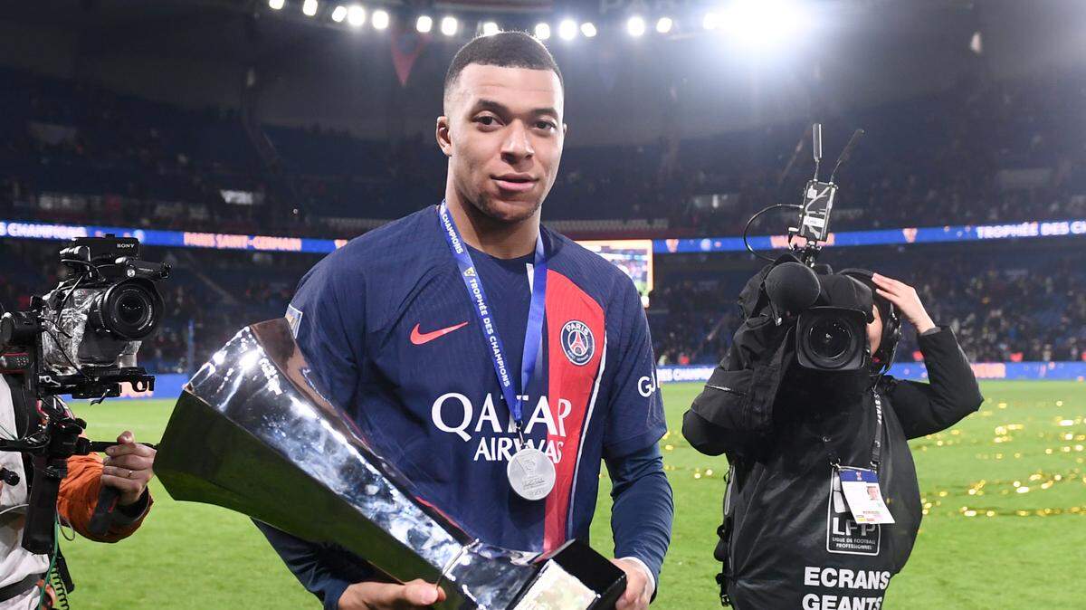 Kylian Mbappé carga el trofeo que conquistó el Paris Saint-Germain tras ganar la Supercopa de Francia frente al Toulouse, el miércoles en París.