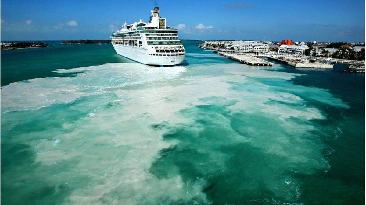 Un crucero de la línea Norwegian zarpa del puerto de Cayo Hueso dejando tras sí una estela de sedimentos revueltos.