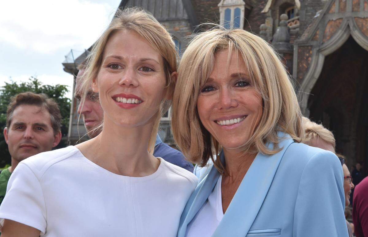 Brigitte Macron (R), wife of French President Emmanuel Macron, and her daughter Tiphaine Auziere (L) pose as they leave a polling station after voting for the second round of the French parlamentiary elections (elections legislatives in French) in Le Touquet, northern France, on June 18, 2017. / AFP PHOTO / Philippe HUGUEN        (Photo credit should read PHILIPPE HUGUEN/AFP via Getty Images)