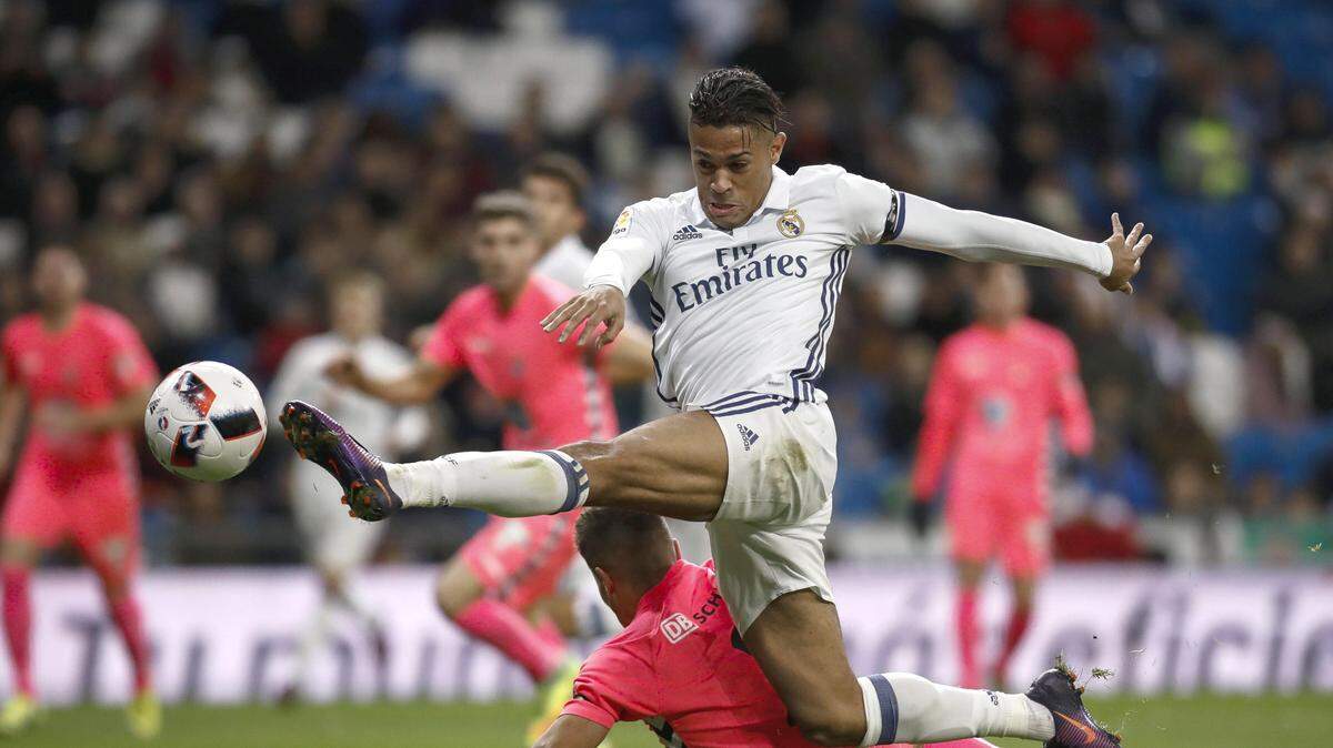 Mariano Díaz (der.) en un partido con el Real Madrid ante el Cultural Leonesa en la Copa del Rey, el 30 de noviembre de 2016.