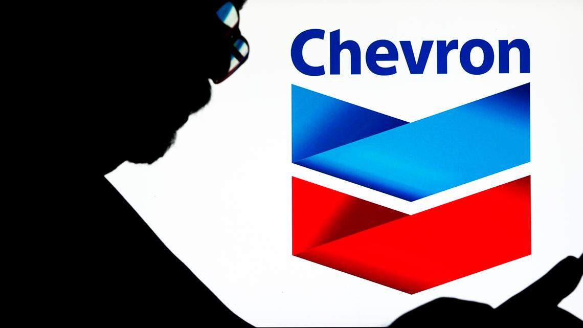 En esta ilustración fotográfica, se ve el logo de Chevron Corporation mostrado en un monitor.