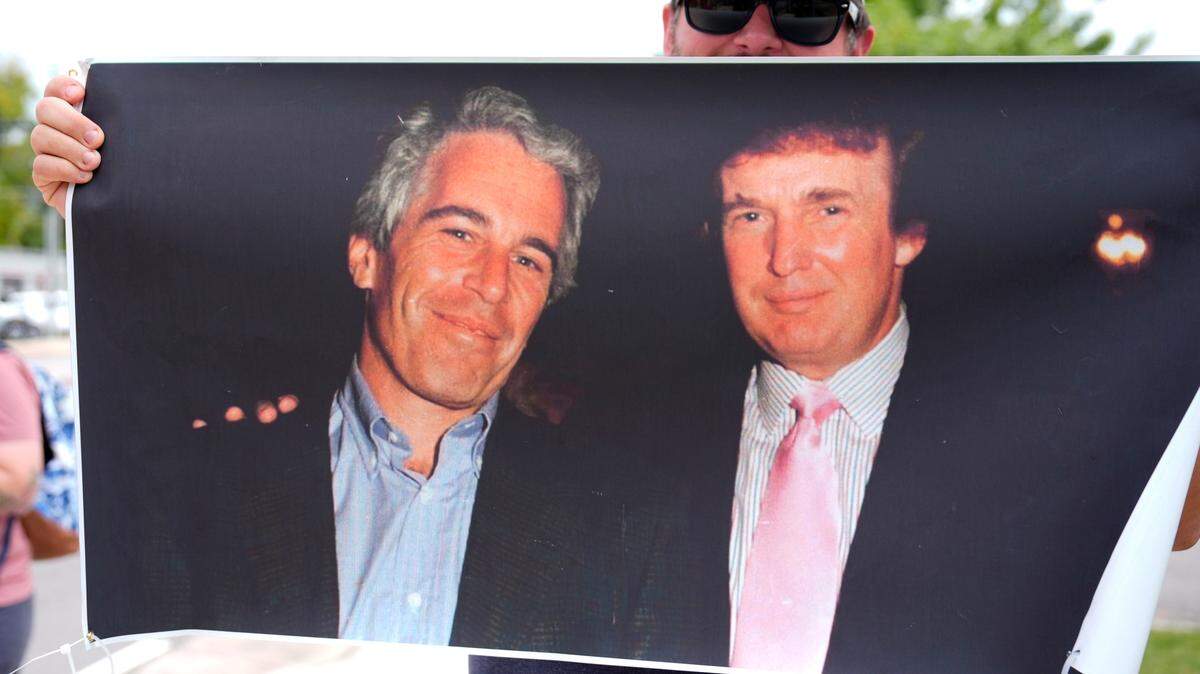 Un manifestante muestra una foto de Jeffrey Epstain y Donald Trump durante una protesta el 2 de agosto de 2025, en Augusta, Georgia.
