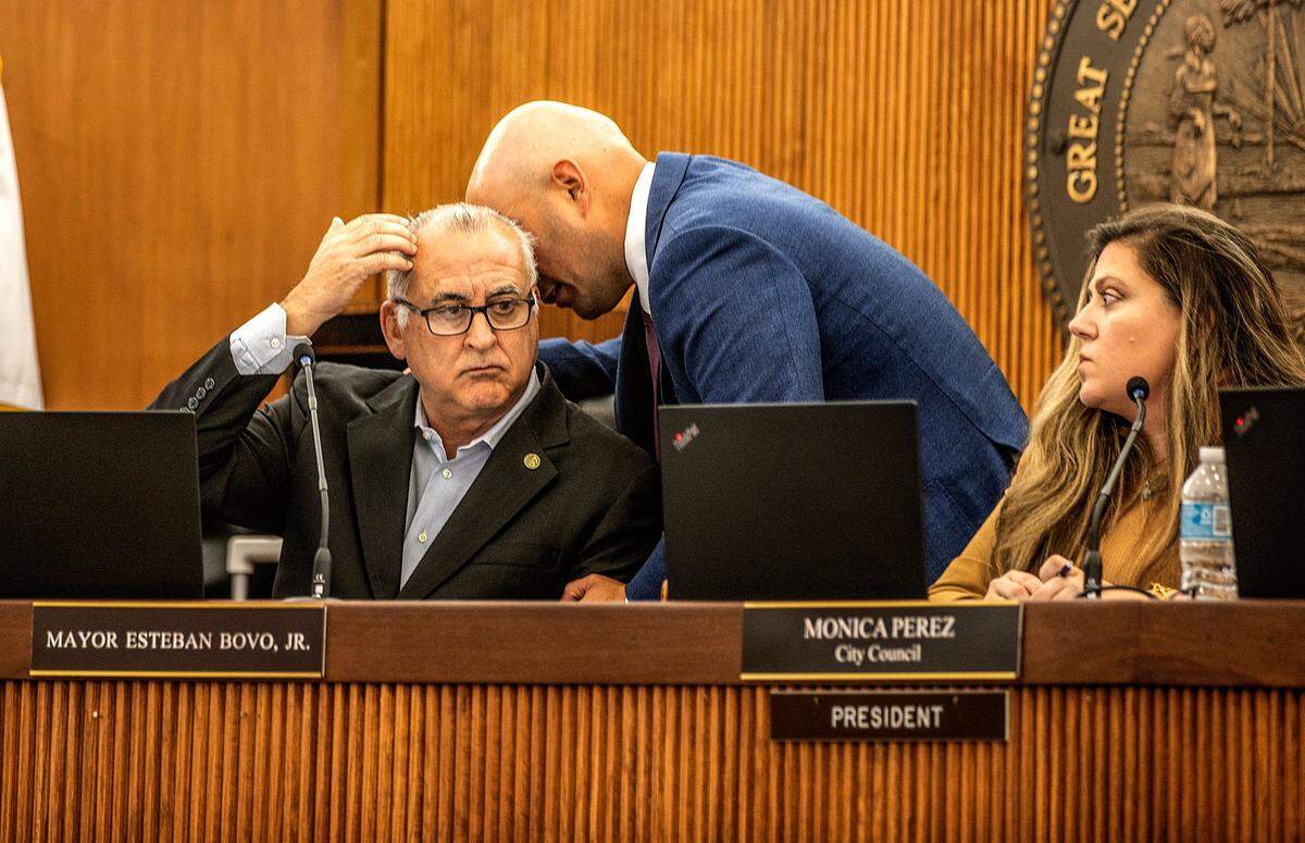 El alcalde de la ciudad de Hialeah, Esteban Bovo Jr., conversa con la presidenta del consejo de la ciudad, Mónica Pérez (derecha) y el miembro del concejo de la ciudad, Jesús Tundidor, durante una tensa reunión del consejo para discutir una posible anexión por parte de Hialeah de parte de Brownsville, un vecindario afroamericano histórico en Miami-Dade Condado, el martes 25 de abril de 2023.
