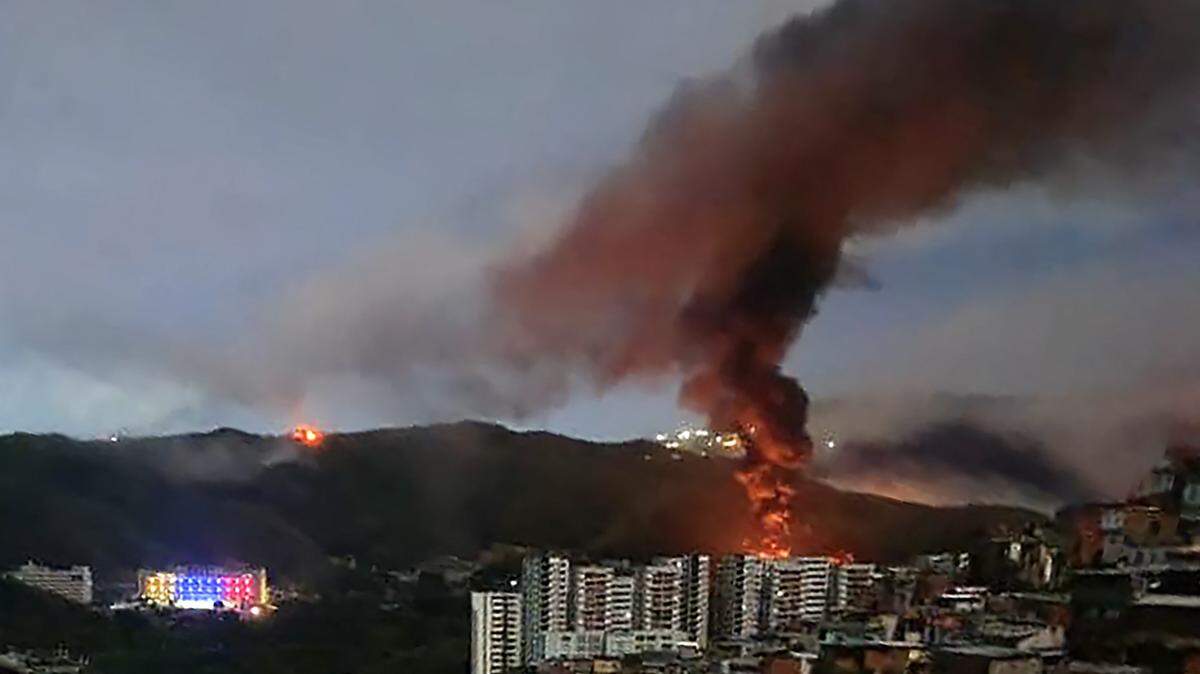 Un incendio en Fuerte Tiuna, el complejo militar más grande de Venezuela, se observa a la distancia tras una serie de explosiones en Caracas el sábado 3 de enero de 2026. El ejército estadounidense estuvo detrás de una serie de ataques contra la capital venezolana, Caracas, el sábado, según informaron medios estadounidenses.
