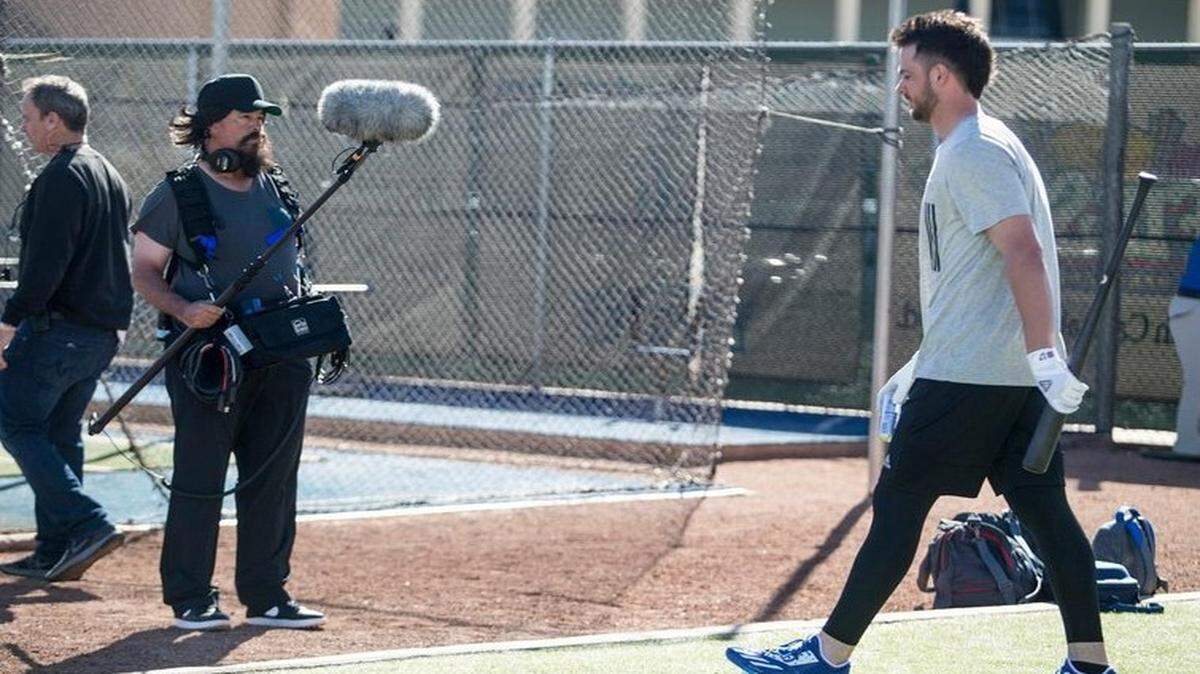 Greg Maddux (centro) en su papel de sonidista para la broma que le realizó a la joven estrella de los Cachorros de Chicago  Kris Bryant, este jueves 16 de febrero del 2017 en Las Vegas.