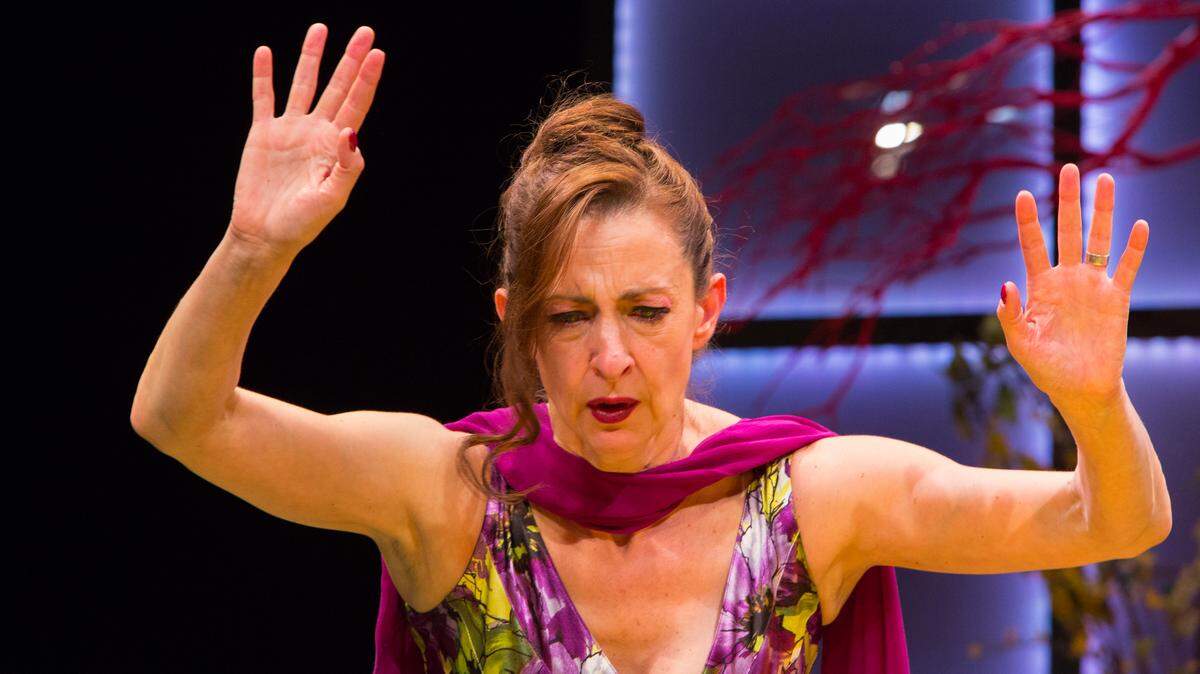 En el drama “Exquisita agonía” Luz Nicolás interpreta a una mujer desesperada por encontrar al recipiente del corazón de su esposo.