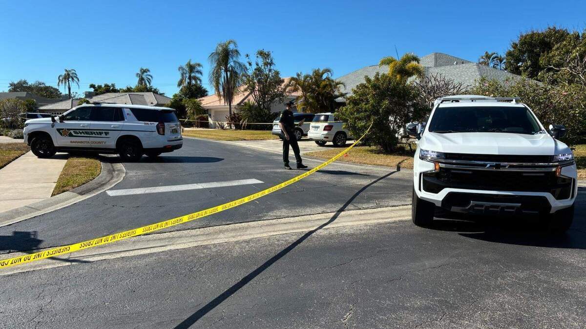 Agentes de la policía de Sarasota investigan el área frente a una casa en el vecindario de Amberlea el martes 10 de febrero de 2026. Una persona fue encontrada muerta a tiros en el patio delantero y otras cuatro dentro de la casa, informó la policía.
