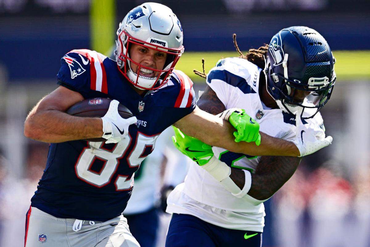 El jugador de los Patriots de New England Hunter Henry corre con el balón durante la primera mitad del partido contra los Seahawks de Seattle, celebrado el 15 de septiembre de 2024 en el Gillette Stadium en Foxborough, Massachusetts.