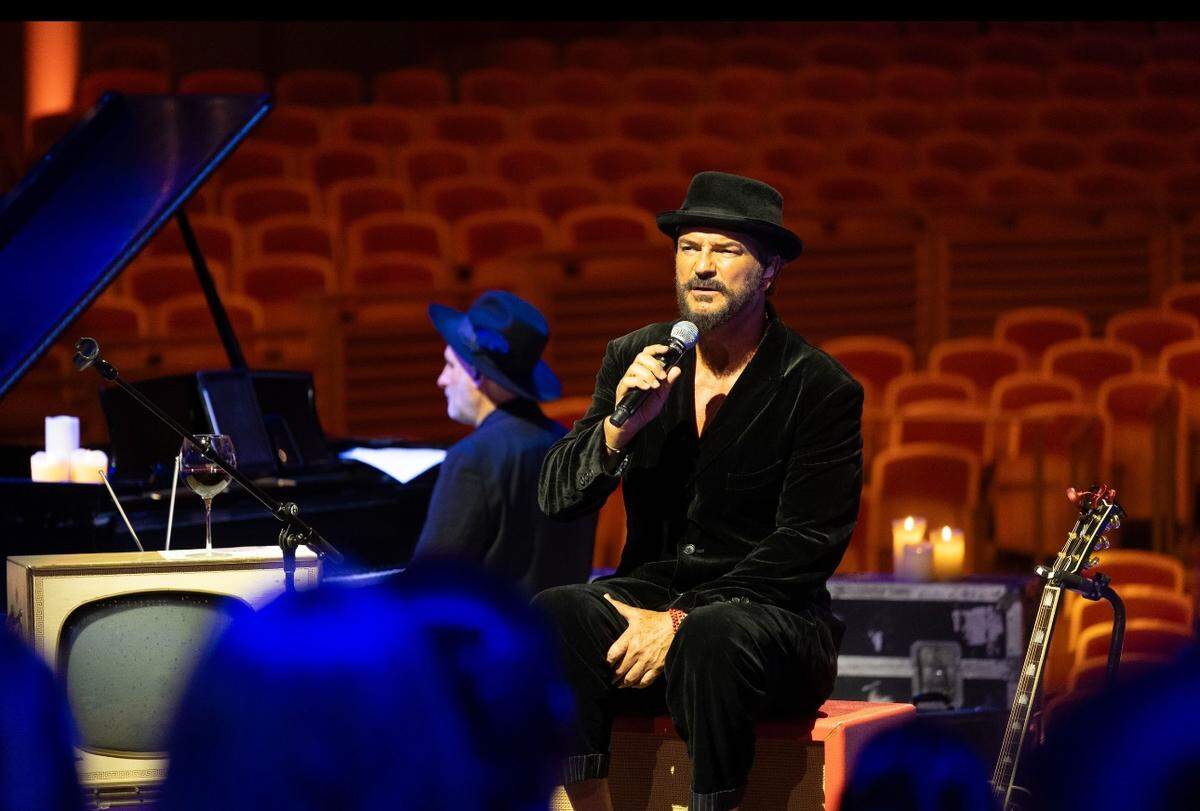 Arjona cantó pero también dedicó bastante tiempo a hacer comentarios sobre distintos temas y a responder un puñado de preguntas de la prensa.