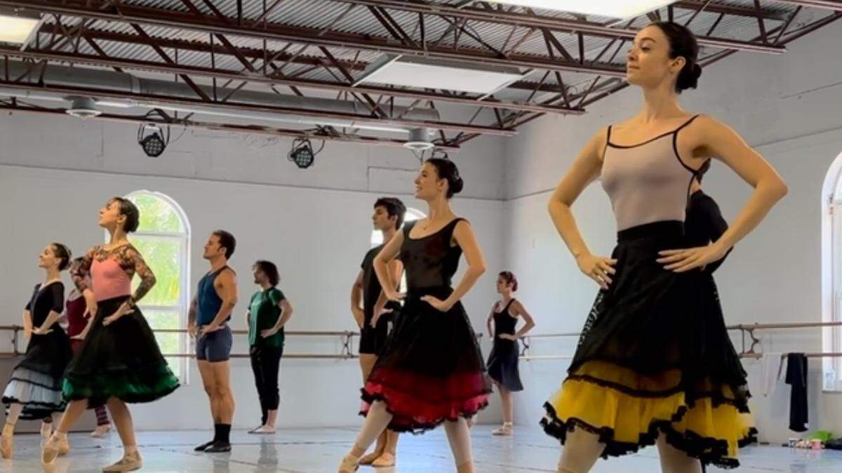 Dimensions Dance Theatre of Miami en “Majísimo”, coreografía de Jorge García.